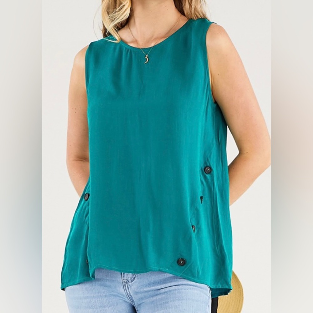 Adorable teal tank with button detail
